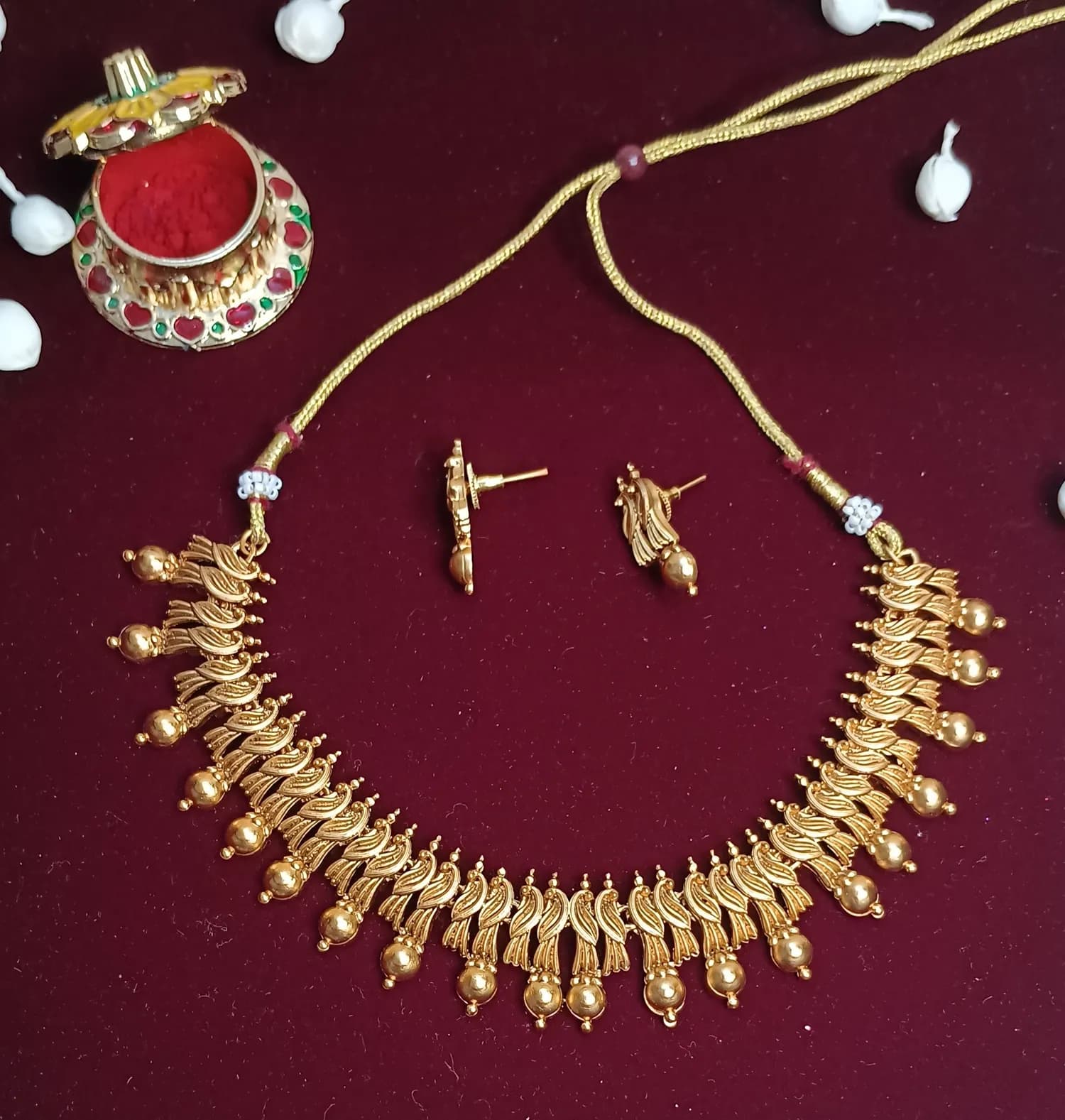 Leaf and bead motif pattern - Image 1